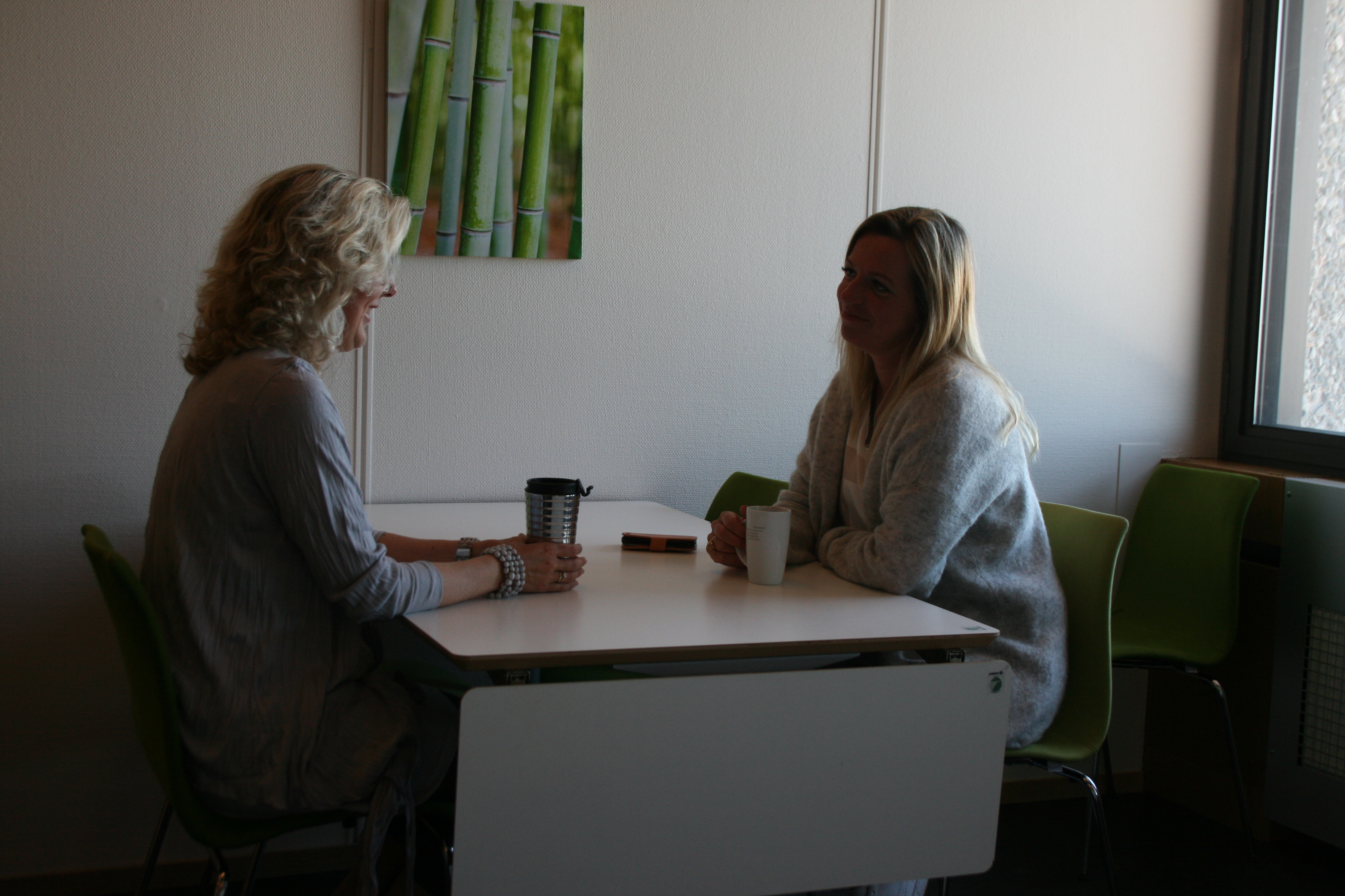 Samtale mellom to personer. Fotograf: HR konsern Bergen kommune, alle rettigheter